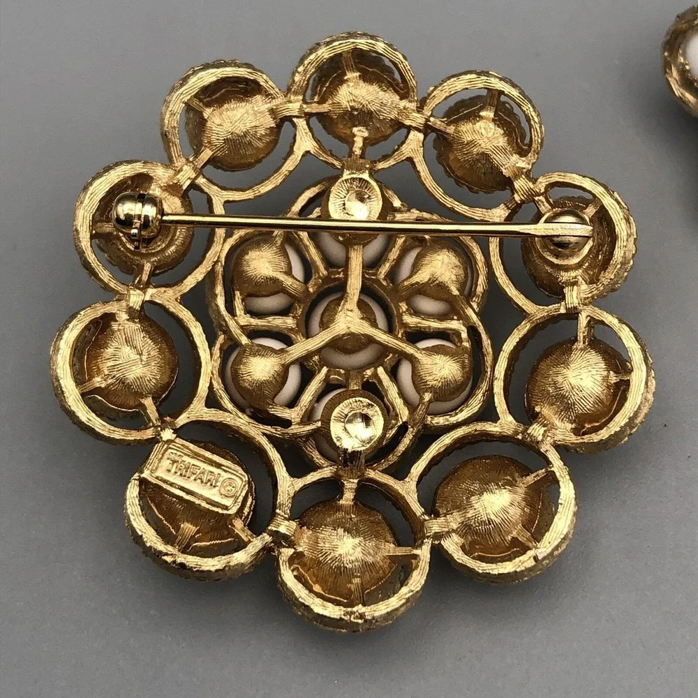 Vintage Crown Trifari Saturn White Milk Glass Gold Tone Brooch Pin Clip Earrings